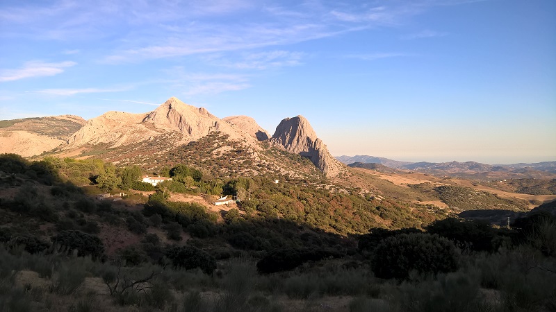 Bizarres Bergland rund um Alfarnate und Alfarnatejo - im Hintergrund die Costa del Sol