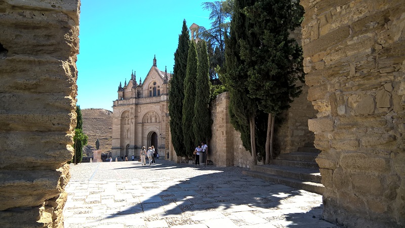 Blick durch den Arco de los Gigantes auf die Real Colegiata
